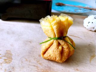 19、日式手鞠壽司飯團,將蛋皮小心的依次捏小褶，然後田香菜杆系上。