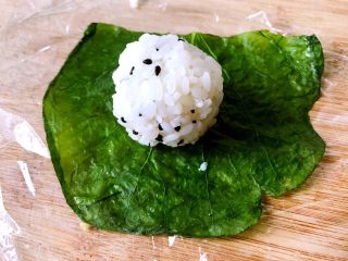 20、日式手鞠壽司飯團,同樣方法包綠菜葉。