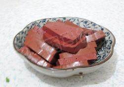 2、毛血旺火锅 ,将鸭血切成条块