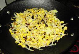 12、毛血旺火锅 ,炒好的黄豆芽放在火锅的白菜上面