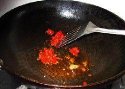 13、毛血旺火锅 ,再起锅，加入油，下入郫县辣酱煸炒