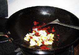 14、毛血旺火锅 ,炒出红油后加入葱姜炒香