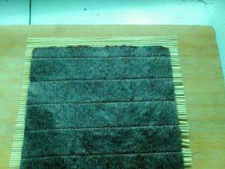 2、美味的寿司,把紫菜铺在卷帘上