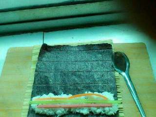 4、美味的寿司,放入配料，