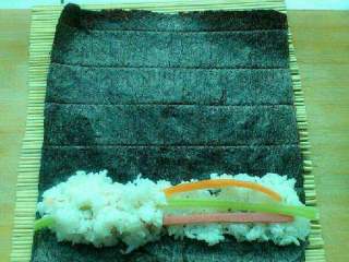 5、美味的寿司,在把糯米饭盖一层，