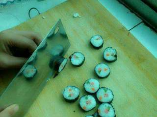 7、美味的寿司,打开卷帘，再用刀切小块。