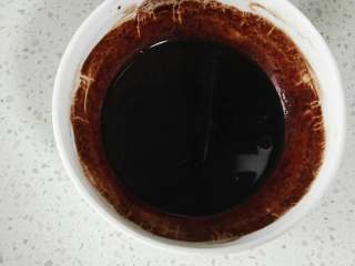 1、波点巧克力蛋糕卷,将15克可可粉放小碗中，用60克热水冲开，搅拌成无颗粒备用。