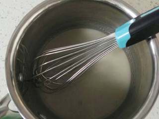 2、波点巧克力蛋糕卷,盆中依次倒入玉米油，清水，细砂糖搅拌乳化。