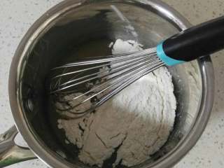 3、波点巧克力蛋糕卷,倒入过筛的低筋面粉，用"Z"字搅拌至面粉无颗粒。