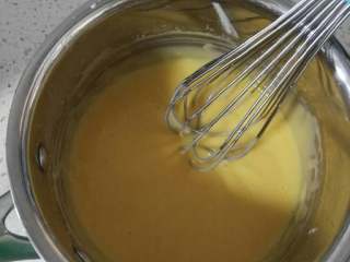 4、波点巧克力蛋糕卷,在加入蛋黄，搅拌均匀。