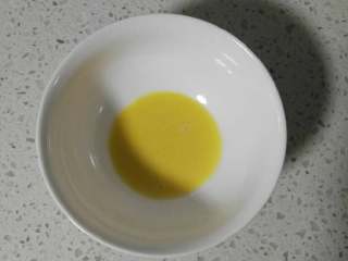 5、波点巧克力蛋糕卷,挖一小勺蛋黄糊，做为波点部分备用。