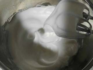 7、波点巧克力蛋糕卷,开始打蛋白，中速搅打蛋白至鱼眼泡时，加入柠檬汁及三分之一细砂糖，待蛋白细腻无大泡时，再加入三分之一细砂糖，继续搅打加入最后一部分细砂糖，用低速打成大弯勾状态的蛋白即可。