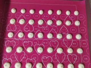 8、波点巧克力蛋糕卷,取一勺蛋白与事先备用的蛋黄糊搅拌好，装入裱花袋，剪小口，硅胶垫用厨房纸沾油擦拭一下，就一点点，不要太多油汪汪的，然后按你喜欢的大小点波点，烤箱预热180度，烤一分钟即可。