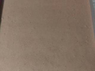 9、波点巧克力蛋糕卷,剩下的蛋白糊，面糊搅拌均匀后，倒入烤盘中，震几下，震破气泡，放入烤箱180度18分钟（每个烤箱都有温差，温度时间根据自己的烤箱调整）