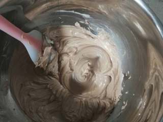 13、波点巧克力蛋糕卷,把淡奶油B加入糖粉打发7分发，倒入晾凉的巧克力酱，继续打发至9分发。