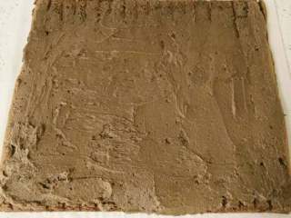 14、波点巧克力蛋糕卷,把巧克力奶油馅抹在蛋糕上，开始卷，也可以用擀面杖卷。