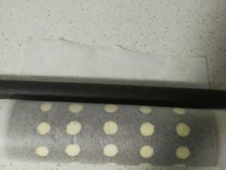 15、波点巧克力蛋糕卷,卷好后的蛋糕卷，放冰箱冷藏半小时以上。