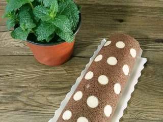 16、波点巧克力蛋糕卷,取出冷藏好的蛋糕卷。