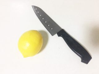 1、柠檬司康,首先需要一个美貌的柠檬。我的刨刀莫名其妙的消失在了第四维空间，只能改用这把好久不用的寿司刀了。。