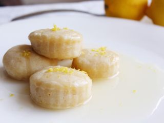 14、柠檬司康,出炉以后，摆个盘，浇汁。昨天还剩下的柠檬皮屑撒上去点缀。