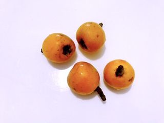 1、雪梨枇杷羹，咳嗽时的一味良药,准备好的枇杷。