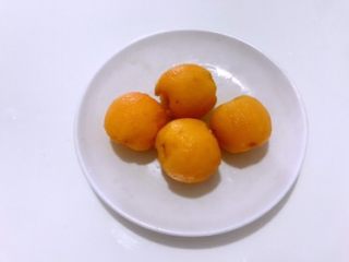 4、雪梨枇杷羹，咳嗽时的一味良药,枇杷去皮。