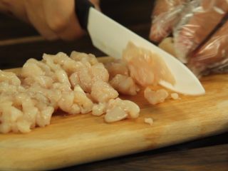 4、减脂增肌餐：杂蔬鸡胸肉饼,鸡胸肉切碎成泥状