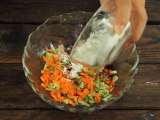 5、减脂增肌餐：杂蔬鸡胸肉饼,在鸡胸肉泥中分别加入料酒，蚝油，生抽，黑胡椒，盐，顺时针搅拌，再依次放入蔬菜碎