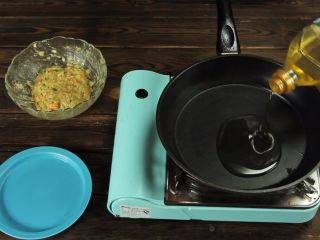 8、减脂增肌餐：杂蔬鸡胸肉饼,热锅倒油