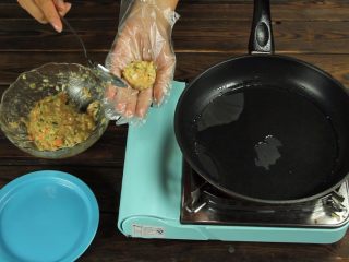 9、减脂增肌餐：杂蔬鸡胸肉饼,用勺子在手心团好形状后放置锅中煎制