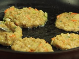 11、减脂增肌餐：杂蔬鸡胸肉饼,沿着边缘看到底部变成金黄色后翻面