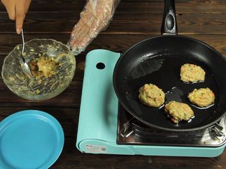 10、减脂增肌餐：杂蔬鸡胸肉饼,小火煎制