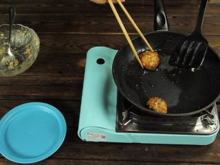 13、减脂增肌餐：杂蔬鸡胸肉饼,过程中用筷子翻面查看