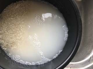 2、糍饭团,加入水清洗干净