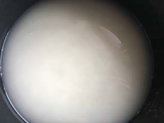 3、糍饭团,用水浸泡一会，加入水，高压锅煮至15分钟左右