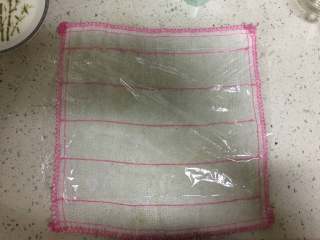 4、糍饭团,铺入保鲜膜