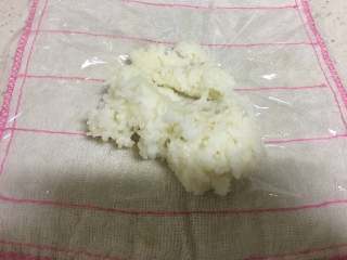 5、糍饭团,上面放上煮熟的糯米