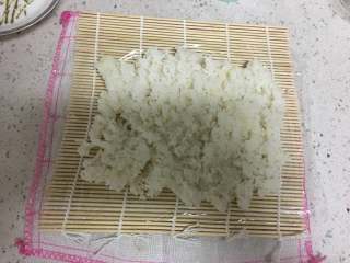 6、糍饭团,压扁，底下铺上寿司垫