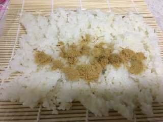 7、糍饭团,糯米上铺上肉松