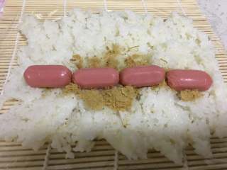 8、糍饭团,压上小烤肠