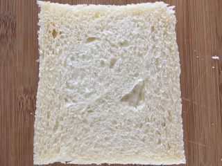 2、懒人寿司面包卷,将面包片边皮切掉