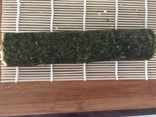 7、懒人寿司面包卷,将其满满卷起