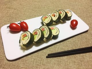 8、懒人寿司面包卷,用刀切开，面包寿司卷就完成啦！