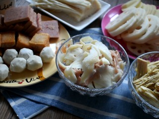 5、麻辣香锅,将剩余其他材料也都准备好:黄喉鸭肠洗干净，腐竹提前泡软