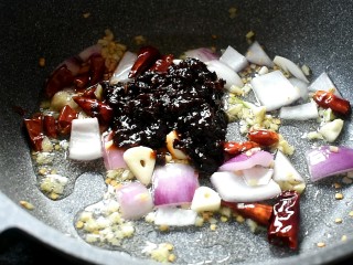 11、麻辣香锅,然后倒入麻辣香锅酱料