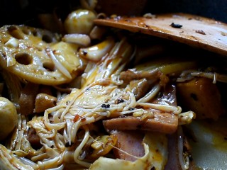 15、麻辣香锅,将它们翻炒均匀，若觉得不够咸可再适当加些盐。炒匀即可出锅啦