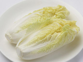 1、牛肉火锅,准备一些娃娃菜。