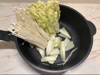 3、牛肉火锅,加入一些金针菇。