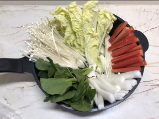 6、牛肉火锅,将采整齐放好,注意颜色搭配。