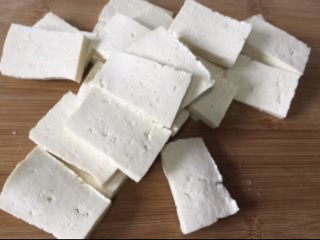 7、牛肉火锅,老豆腐,切成片。